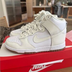 NIB Nike Dunk High crème/white sneakers size 6.5W, 5M